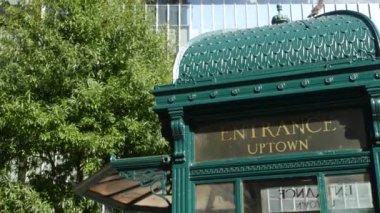 New York metrosu, Astor Place metro, yeşil demir kiosk. Metropolitan vintage giriş, halka açık yolcu taşımacılığı tarihi çıkış. NYC eski mimarisi, Manhattan, ABD.