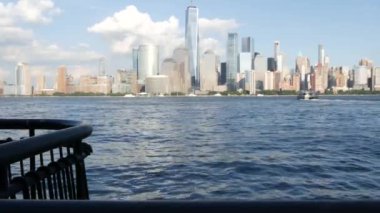 New York City rıhtımı, Manhattan şehir merkezi finans bölgesi, Dünya Ticaret Merkezi binası, nehir manzaralı gökdelenler. Paulus Hook, New Jersey 'den. Birleşik Devletler mimarisi. Hudson Nehri.
