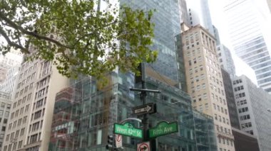 Beşinci cadde, 5 ave yol tabelası, Manhattan şehir merkezindeki gökdelen mimarisi, New York 5. av, 42 sokak köşesi Bryant Park ve Kütüphanesi. Trafik kavşağı tek yönlü ok işareti, ABD.