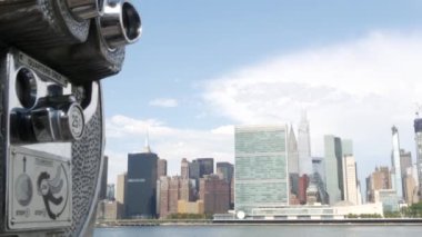 New York şehri kıyısı silueti, Manhattan şehir merkezi binaları, nehir kıyısındaki gökdelenler, doğu nehri suyu. Rıhtım manzarası, kule manzarası, Gantry Plaza. Long Island, Queens 'te. ABD Turizmi.