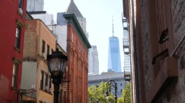 New York, Birleşik Devletler. Manhattan Çin Mahallesi Mosco Sokağı. Çin Bölgesi Şehir Mimarisi, ABD. Amerikan kırmızı tuğla binaları, fener. Dünya Ticaret Merkezi, New York 'taki Özgürlük Kulesi.