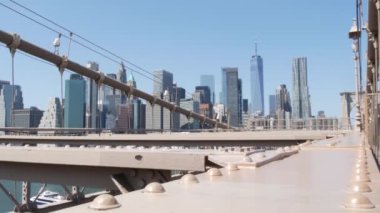 Brooklyn Köprüsü 'nden Manhattan' a. New York City silueti, finans bölgesi şehir manzarası. Dünya Ticaret Merkezi, Dünya Ticaret Merkezi gökdeleni, vidaları boş ver. Iconic USA seyahat rotası. Amerika Birleşik Devletleri.