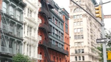 New York City Manhattan Soho moda bölgesi Broom, Crosby caddeleri, Broadway. ABD şehir binası cephesi, eski klasik Amerikan mimarisi NYC, ABD. İş ve konut mülkleri.