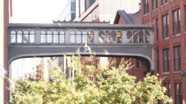 New York sokağı, Chelsea Market gökdeleni. Retro endüstriyel mimari, kırmızı tuğla bina. Amerikan tarihi yükseltilmiş gökyüzü köprüsü Manhattan tarihi simgesi, ABD. Köfteler bölgesi, High Line.