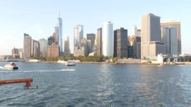New York City feribottan Staten Island 'a ufuk çizgisi. Manhattan şehir merkezinde. Feribottan Dünya Ticaret Merkezi gökdelenine. Nehir kıyısı günbatımı manzarası, nehir kenarındaki binalar, Fidi, ABD