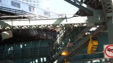 New York metrosu, metropol köprüsü, caddenin üstündeki metro yolu. Demiryolu taşımacılığı. Queensboro tren hattı. Queens Plaza toplu taşıma. Long Island şehri Birleşik Devletler