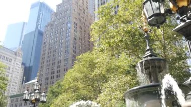 New York City Aşağı Manhattan, Downtown Finans Bölgesi mimarisi, Birleşik Devletler. Broadway caddesinde yüksek binalar, ABD. Amerikan şehir manzarası, New York City Hall Park 'taki çeşme. Yeşiller.