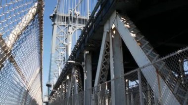 Manhattan Köprüsü 'nden Brooklyn Dumbo' ya. New York 'un sembolü, Amerika' nın seyahat yeri. Birleşik Devletler 'in mimarisi, turizm simgesi. Kablolu yayın köprüsü. Yaya yolu perspektifi.