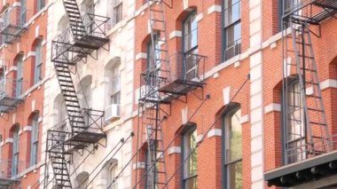 New York City klasik bina mimarisi, Manhattan, ABD. Şehir dışındaki konutlar. Birleşik Devletler 'de gayrimenkul. Tipik kırmızı tuğla cephesi. Yangın çıkışı, acil merdiven çıkışı..