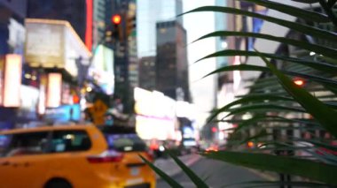 New York City Times Meydanı, Manhattan Midtown Broadway Caddesi, ABD. Amerikan NYC sarı taksi, şehir trafiği. - İnsanlar. Reklam tabelaları, ticari reklamlar, parlayan reklam panoları..