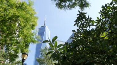 New York City Manhattan, Downtown Finans Bölgesi mimarisi, Birleşik Devletler. Bir Dünya Ticaret Merkezi gökdelen binası, ABD. Amerikan şehir sokağı. New York 'taki Özgürlük Kulesi. Batarya parkı yeşilliği.