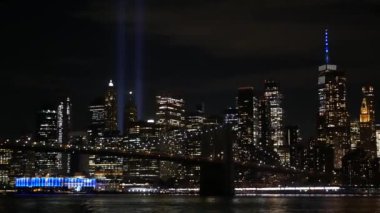 11 Eylül Anma Günü 'nde Manhattan, Light' tan Doğu Nehri 'ne övgü. Feribottan New York 'a. Dünya Ticaret Merkezi. 11 Eylül Anıtı. Amerika Birleşik Devletleri 'nin gökyüzünde iki kiriş