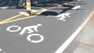 Bisiklet şeridi asfalt levhası, New York. Bisiklet yolu, bisikletçiler için bisiklet yolu, Manhattan. Patenler ve patenler için harika bir yol. Eğlence amaçlı spor etkinliği altyapısı, motosiklet bisikleti, ABD.