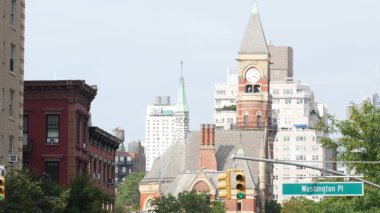New York caddesi. Manhattan Greenwich Köyü simgesi, Birleşik Devletler. Jefferson Market Kütüphanesi mimarisi, Adliye Binası saat kulesi, 6. Amerika Bulvarı, ABD. Washington PI yol tabelası