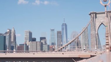 Brooklyn Köprüsü 'nden Manhattan' a, kablolar ve mavi gökyüzü. New York City silueti, finans bölgesi şehir manzarası. Dünya Ticaret Merkezi, ABD seyahat merkezi. Amerika Birleşik Devletleri Mimarisi.