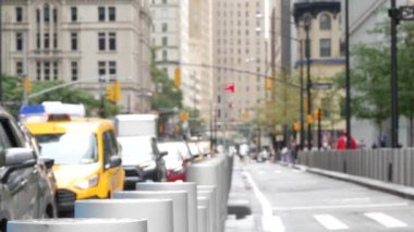 New York, Amerika Birleşik Devletleri, Manhattan Şehir Merkezi Kilisesi ve Fulton caddesi yol trafiği, şehir kavşağı kavşağı kavşağı. Sarı taksi arabası. ABD Dünya Ticaret Merkezi Oculus yakınlarındaki insanlar. Odaklanmamış.