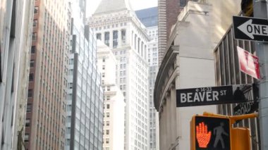 New York, Birleşik Devletler. Manhattan Merkez Finans Bölgesi. Amerikan Wall Street. Broad and Beaver köşe tabelası. Borsa, ABD Borsası. Kavşakta trafik ışığı var..