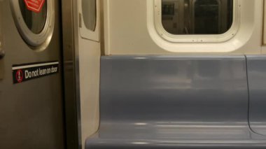 New York metro treni, metropolitan vagonun içinde. Birleşik Devletler metro taşımacılığı, NYC yolcu taşımacılığı, halk yeraltı tren yolu. Demiryolu trafiği. İçerideki araç, içerideki kulübe..