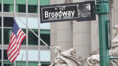 Broadway sokak tabelası, Manhattan şehir merkezi finans bölgesi mimarisi, New York. Trafik levhası. Amerikan bayrağı Alexander Hamilton U.S. Özel Ev, 1907 'de dikildi. Kahramanlar Kanyonu.