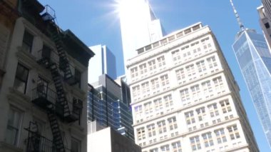 New York City Aşağı Manhattan, Downtown Finans Bölgesi mimarisi, Birleşik Devletler. Bir Dünya Ticaret Merkezi gökdelen binası, Fulton Caddesi, ABD. Amerikan şehir manzarası. New York 'taki WTC Özgürlük Kulesi.