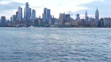 New York City rıhtımı, Manhattan Midtown Hudson Yards binaları, nehir manzaralı gökdelenler. Hoboken, New Jersey 'deki Pier A Park' tan rıhtım manzarası. Birleşik Devletler mimarisi. Hudson Nehri.