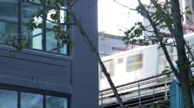 New York metrosu, metropol köprüsü, caddenin üstündeki metro yolu. Demiryolu taşımacılığı. Demiryolu hattındaki eski model tren. Queens toplu taşımacılığı. Long Island Şehri, Birleşik Devletler.