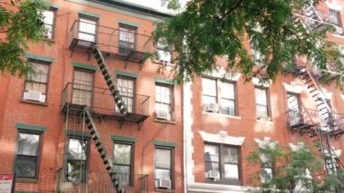 New York City klasik bina mimarisi, Manhattan, ABD. Şehir dışındaki konutlar. Birleşik Devletler 'de gayrimenkul. Tipik kırmızı tuğla cephesi. Yangın çıkışı, acil merdiven çıkışı..