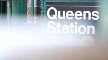 New York metro tabelası, Queens metro istasyonu. Metropolitan giriş çiti, toplu taşıma çıkışı. Long Island City Caddesi, New York Birleşik Devletleri. Tabeladaki seyir metni. Yolcu yönlendirmesi