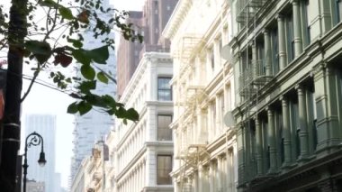 Broadway caddesi yakınlarındaki New York City Manhattan Soho moda bölgesi. Amerikan şehir binası cephesi, eski Amerikan mimarisi. New York, Amerika 'dan alışveriş. İş ve emlak işleri. Fener.