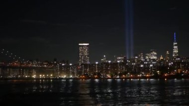 11 Eylül Anma Günü 'nde Manhattan, Light' tan Doğu Nehri 'ne övgü. Feribottan New York 'a. Dünya Ticaret Merkezi. 11 Eylül Anıtı. Amerika Birleşik Devletleri 'nin gökyüzünde iki kiriş