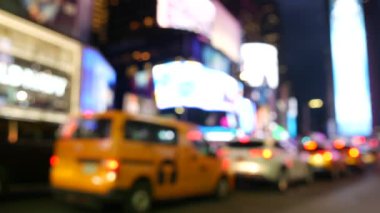 New York City Times Meydanı, Manhattan Midtown Broadway Caddesi, ABD. Amerikan NYC sarı taksi, şehir trafiği. - İnsanlar. Reklam tabelaları, ticari reklamlar, parlayan reklam panoları..