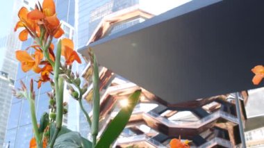New York, Birleşik Devletler. Hudson Yards şehir mimarisi Chelsea, New York Manhattan Midtown, ABD 'de. Amerikan sanat eserleri ve çiçekler çiçek açar. Bahar ya da yaz çiçekliği. Yeşillik ve modern binalar