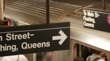 New York metro istasyonu içi, yeraltı metro platformu. Birleşik Devletler metro taşımacılığı. New York demiryolu merkezi, yolcu trafiği kavşağı. Tabelada 