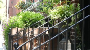 New York City konak binası, Brooklyn Heights yerleşim bölgesi, ABD. Brownstone şehir mimarisi, bağlı ev. Amerika Birleşik Devletleri emlak, Amerikan mülkü, New York 'ta apartmanlar ve evler.