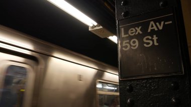 New York, Birleşik Devletler - 30 Ağustos 2023 metro istasyonu, metro istasyonu, metro platformu işareti. Metro treni, demiryolu toplu taşımacılığı. Lexington Bulvarı. Lex Caddesi. Manhattan şehir merkezi..