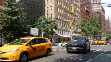 New York, ABD - 8 Eylül 2023 Manhattan Greenwich Village Caddesi, 5. 5. Cadde. Amerikan şehir trafiği. ABD 'de sarı taksi. Empire State Binası ve Forbes.