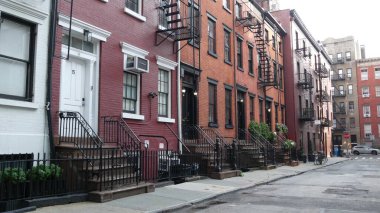 New York City, ABD - 10 Eylül 2023: mimari. Şehir dışındaki konutlar. Emlak mülkü, ABD. Kırmızı tuğla cephe. Greenwich Village Gay Caddesi. Yangın merdiveni çıkışı.