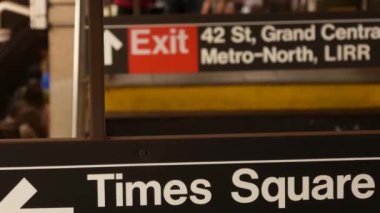 New York metro istasyonu içi, yeraltı metro platformu. Birleşik Devletler metro taşımacılığı. Demiryolu merkezi, yolcu trafiği kavşağı. Times Meydanı, Grand Central, 42. Cadde 'de mesaj var.