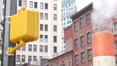 Buhar sızıntısı, New York Su Sokağı, turuncu buhar boruları. Pipo dumanı. Con Edisons Buhar Operasyonları Sistemi, Manhattan şehir merkezi finans bölgesi mimarisi. Kırmızı tuğla ev
