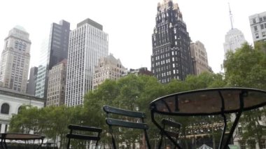 New York City, Manhattan Midtown Bryant Park. Halk kütüphanesi, 42 sokak ve 5. Cadde köşesi, ABD. Amerika 'da NYC' nin simgesi. Yeşillikte boş sandalye ve masa. Yeşil çimen.