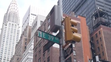 New York City kavşağı, Lexington caddesi kavşağı tabelası. Chrysler binası, Midtown bölgesi, NYC, ABD. Yükselen gökdelen mimarisi, tek yönlü yol işareti, trafik ışığı