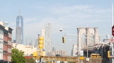 Brooklyn Köprüsü, Manhattan şehir merkezi. New York City silueti, finans bölgesi şehir manzarası. Dünya Ticaret Merkezi, Dünya Ticaret Merkezi gökdeleni. Iconic USA seyahat rotası. Amerika Birleşik Devletleri. Sarı okul otobüsü