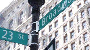 Broadway caddesi tabelası, Manhattan şehir merkezi mimarisi, New York köşesi. Trafik levhası. Madison Square Park yakınlarındaki Flatiron Binası. 23. Cadde, Bway ve 5. Cadde 'nin kesiştiği yerde..