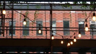 New York City klasik bina mimarisi. Şehir dışındaki konutlar. ABD 'de gayrimenkul. Tipik kırmızı tuğla cephesi. Chelsea 'de yüksek hat sonu, Köfte Bölgesi. Ampul çelengi