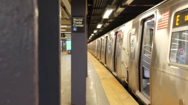 New York metro istasyonu içi, yeraltı metro platformu tabelası. Metro treni, yolcu taşımacılığı, Birleşik Devletler. Metin panosu, Dünya Ticaret Merkezi. Oculus, Manhattan şehir merkezi.