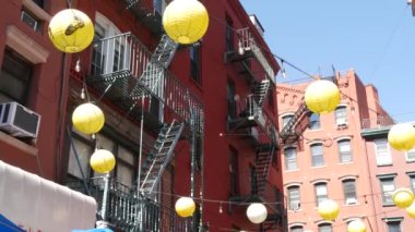 New York, Birleşik Devletler. Manhattan Chinatown Doyers Caddesi, Çin etnik bölge mimarisi, ABD. Tuğla evler, yuvarlak kağıt fenerler, küçük Çin kasabası. Amerikan yangın merdiveni.