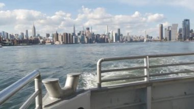 Feribottan New York City silueti. Manhattan şehir merkezinde, feribottan yükselen gökdelenler. Doğu nehri kıyısı manzarası, nehir kenarı mimarisi, ABD. Empire State, Chrysler Binası.
