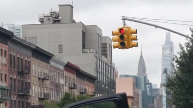 New York caddesi kavşağı, sarı trafik ışığı, ulaşım yolu kavşağı, Birleşik Devletler. Chrysler Binası. Queens, Long Island 'da. Manhattan şehir merkezi, New York şehir merkezi, gökdelenler