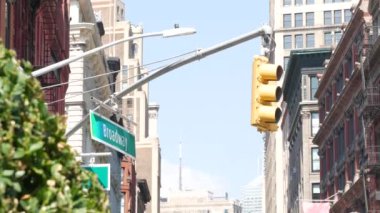 Broadway caddesi tabelası, Manhattan şehir merkezi mülkü, ev mimarisi, New York City emlak. Sarı trafik ışığı ve yol ayrımında yol tabelası. Tarihi bölge kavşağı, Birleşik Devletler.