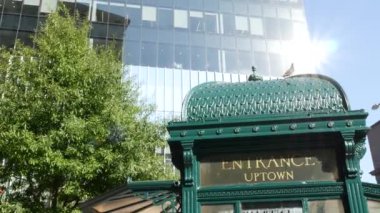 New York metrosu, Astor Place metro, yeşil demir kiosk. Metropolitan vintage giriş, halka açık yolcu taşımacılığı tarihi çıkış. NYC eski mimarisi, Manhattan, ABD.